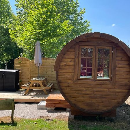 Tonneau Herbergement Insolite Au Camping Des Nieres Ebreuil Eksteriør billede