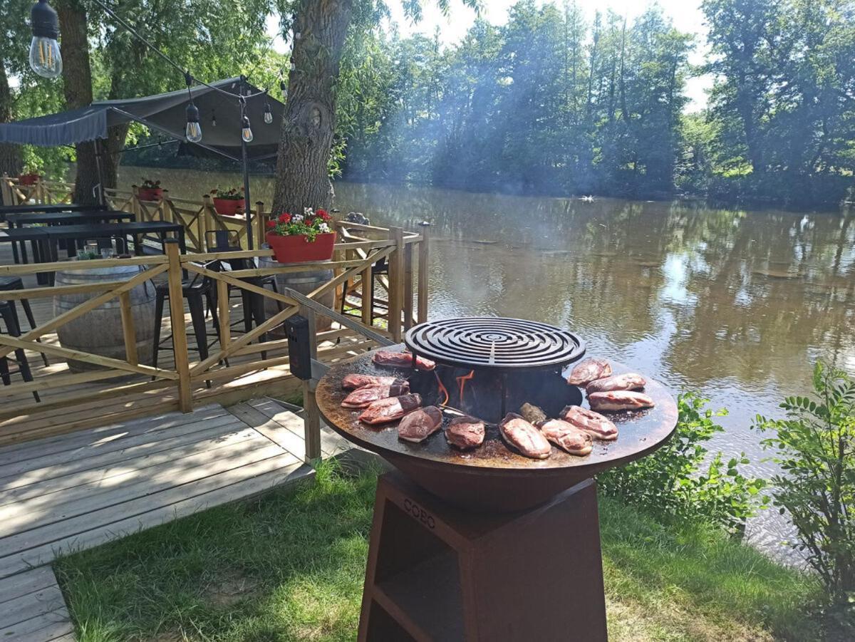 Tonneau Herbergement Insolite Au Camping Des Nieres Ebreuil Eksteriør billede