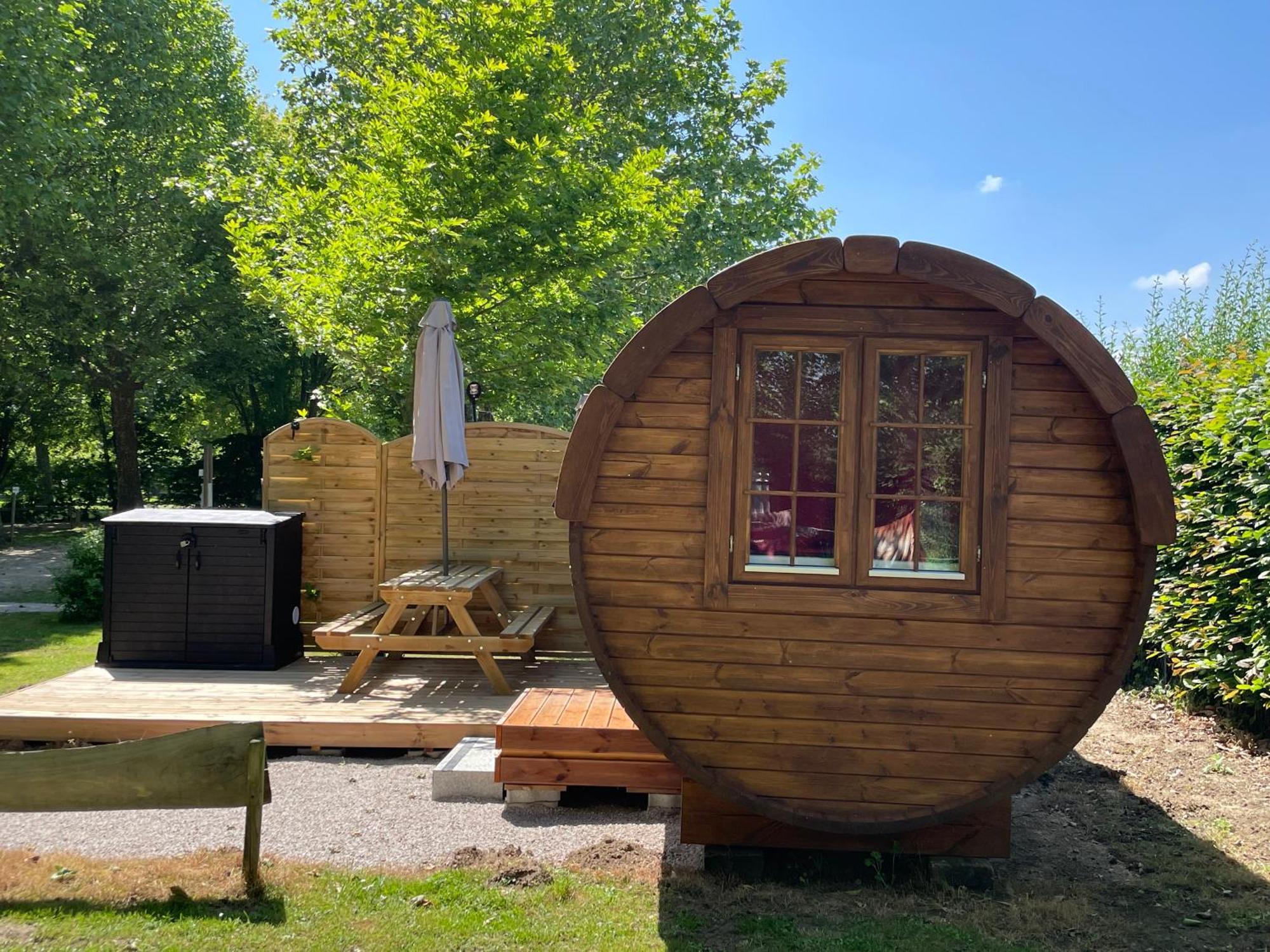 Tonneau Herbergement Insolite Au Camping Des Nieres Ebreuil Eksteriør billede