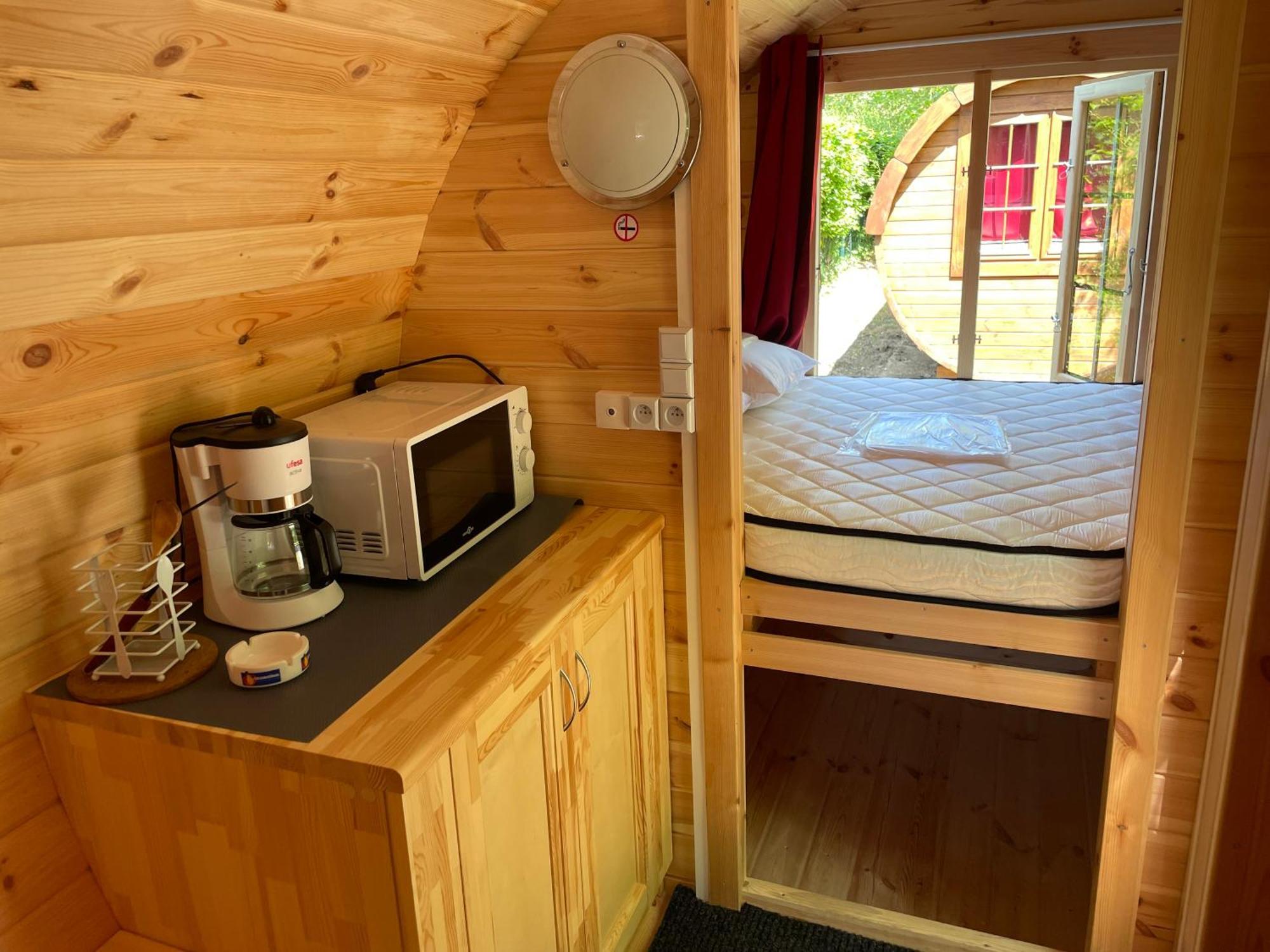 Tonneau Herbergement Insolite Au Camping Des Nieres Ebreuil Eksteriør billede